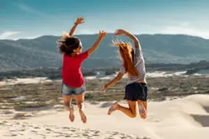 amigos-verdaderos-saltando-playa