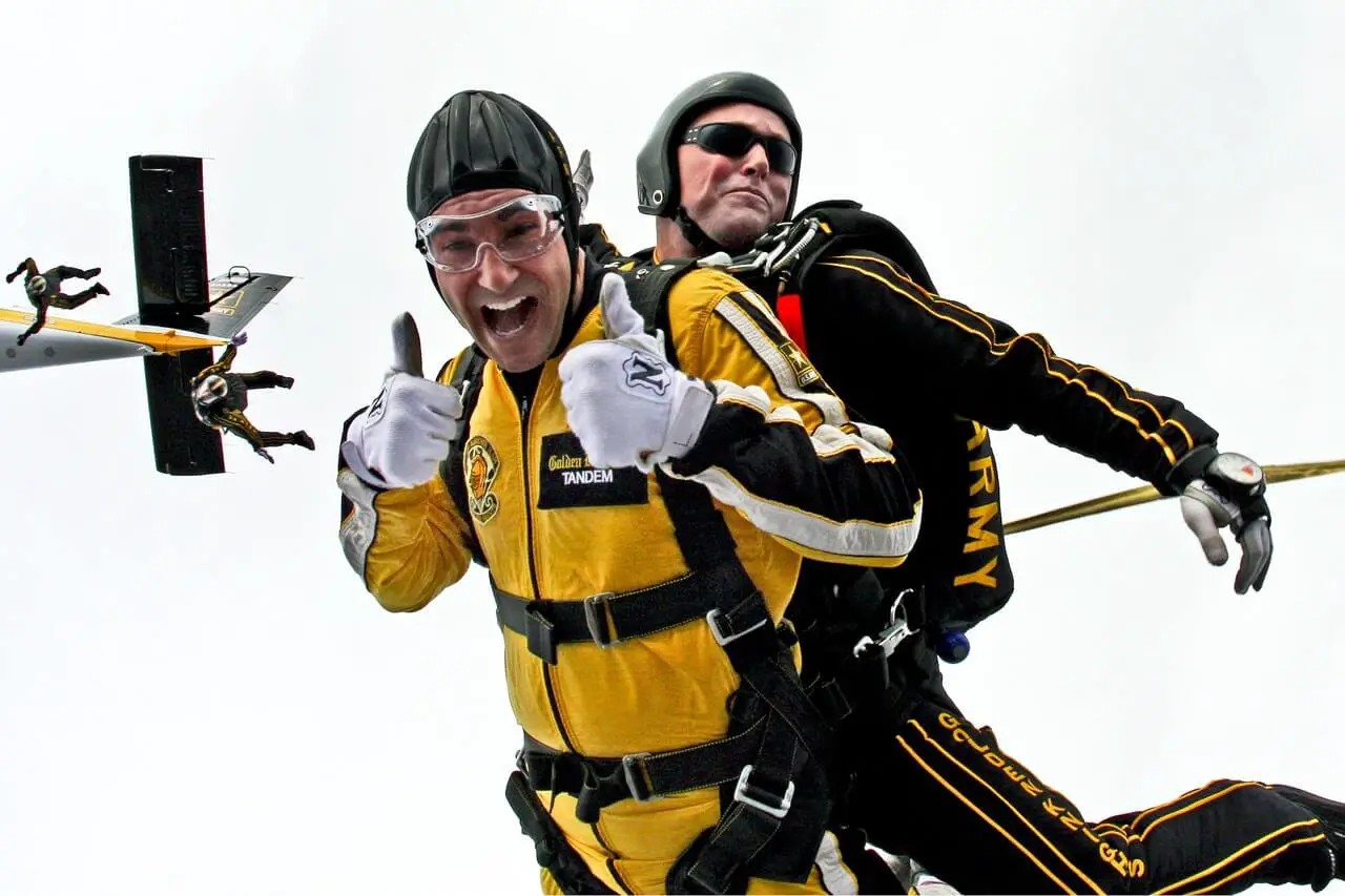 ser-feliz-riesgos-tandem-jump-skydiving