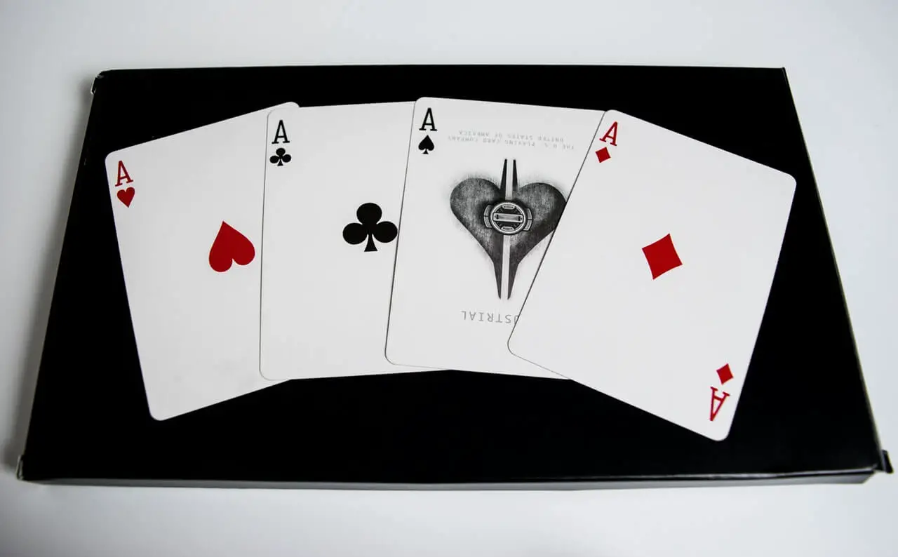 oportunidades-vida-hombre-mano-ace-poker